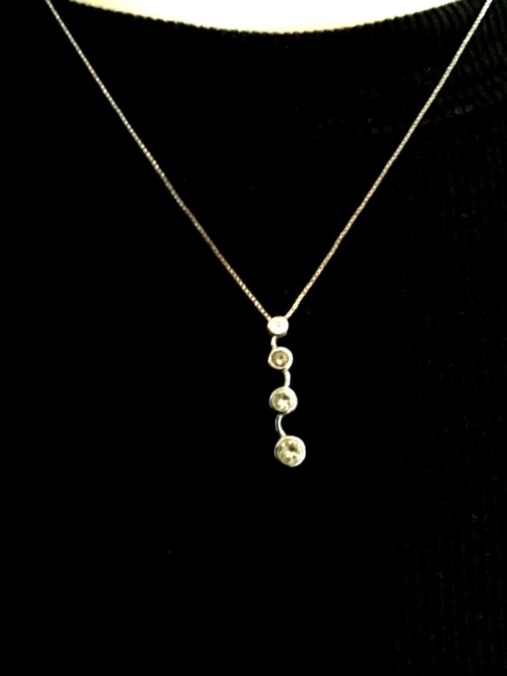BEAUTIFUL WOMENS SILVER 3- STONE PENDANT NECKLACE